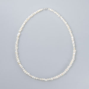 Perlenkette, flat, weiß, Stahldraht ummantelt, 42 + 45cm, Silberschließe